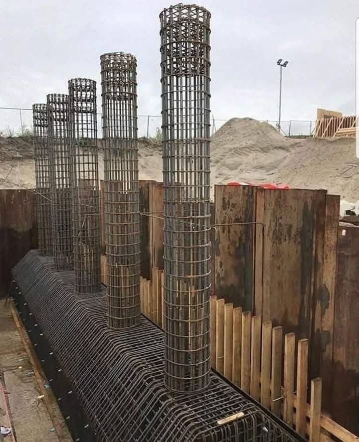 أعمال ومعدات في موقع مشروع